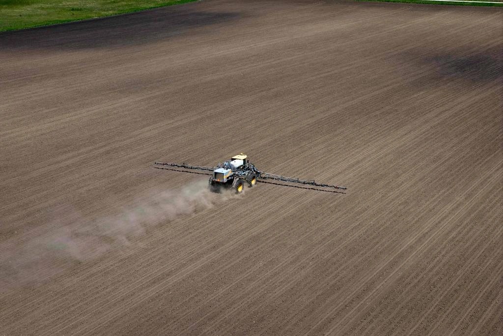 Máquina espalha fertilizantes em plantação nos EUA