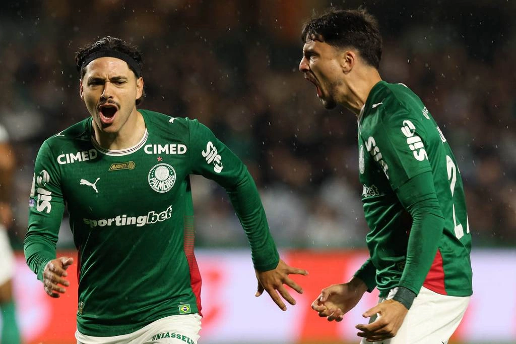 Mauricio (à esq.), do Palmeiras, comemora seu gol contra a equipe do Coritiba durante partida pelo Campeonato Brasileiro