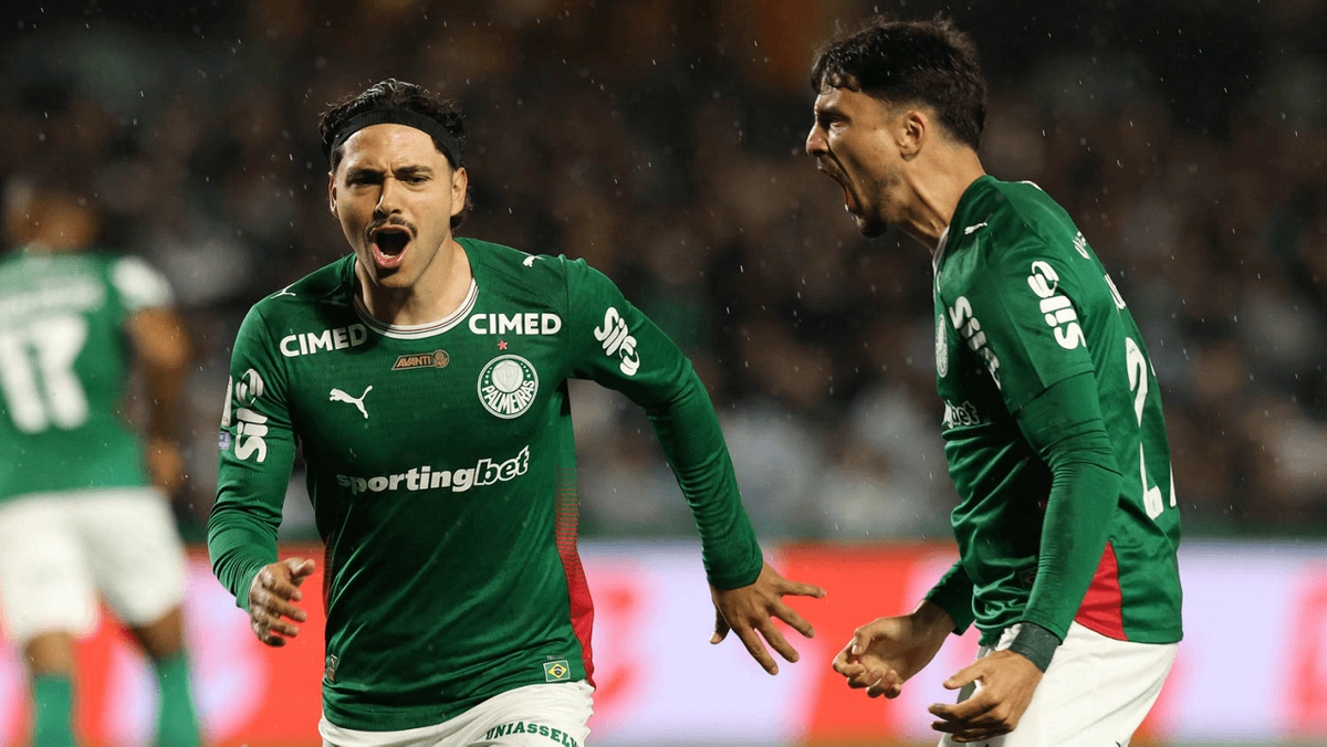 Maurício e Piquerez comemoram gol do Palmeiras sobre o Coritiba pela 19ª rodada do Brasileirão Betano
