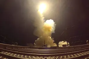 Míssil Tomahawk é lançado de destróier americano contra o Irã no domingo (12) (Foto: Reuters)