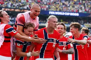 O norueguês Erling Haaland comemora o segundo gol sobre o Brasil com companheiros (Foto: Reuters)