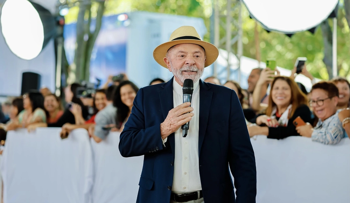 O presidente da República, Luiz Inácio Lula da Silva, durante visita às instalações da Carreta da Saúde da Mulher na Escola Nacional da Saúde Pública (ENSP/Fiocruz) do Rio de Janeiro