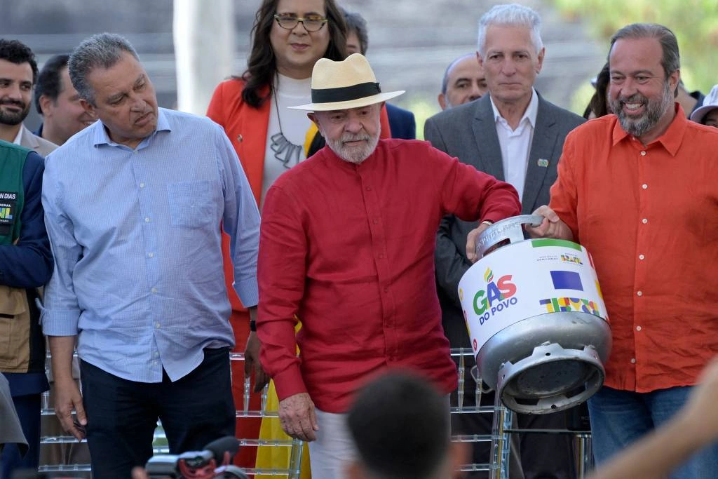 O presidente Lula no lançamento do programa Gás do Povo, ao lado dos ministros Rui Costa (Casa Civil) e Alexandre Silveira (Minas e Energia) a época