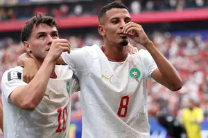 Ounahi (8), autor de dois gols de Marrocos, festeja com o companheiro Brahim Diaz 'bebendo chá marroquino' neste sábado (4), em Houston (Foto: Kevin C. Cox/Getty Images via AFP)