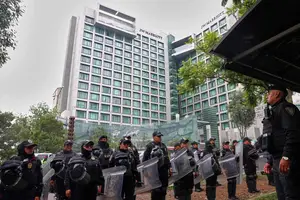 Policiais reforçam segurança do hotel Marriott, que abriga a seleção inglesa na Cidade do México (Foto: Claudia Rosel/AFP)