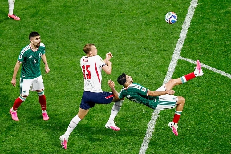 Raul Jimenez: jogo foi disputado no Estadio Azteca, na Cidade do México