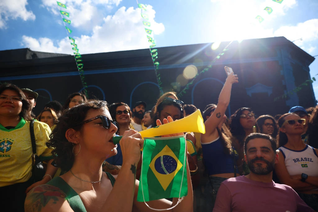 Torcedores se reúnem na Barra Funda, em São Paulo, antes do jogo do Brasil contra o Japão, no dia 29