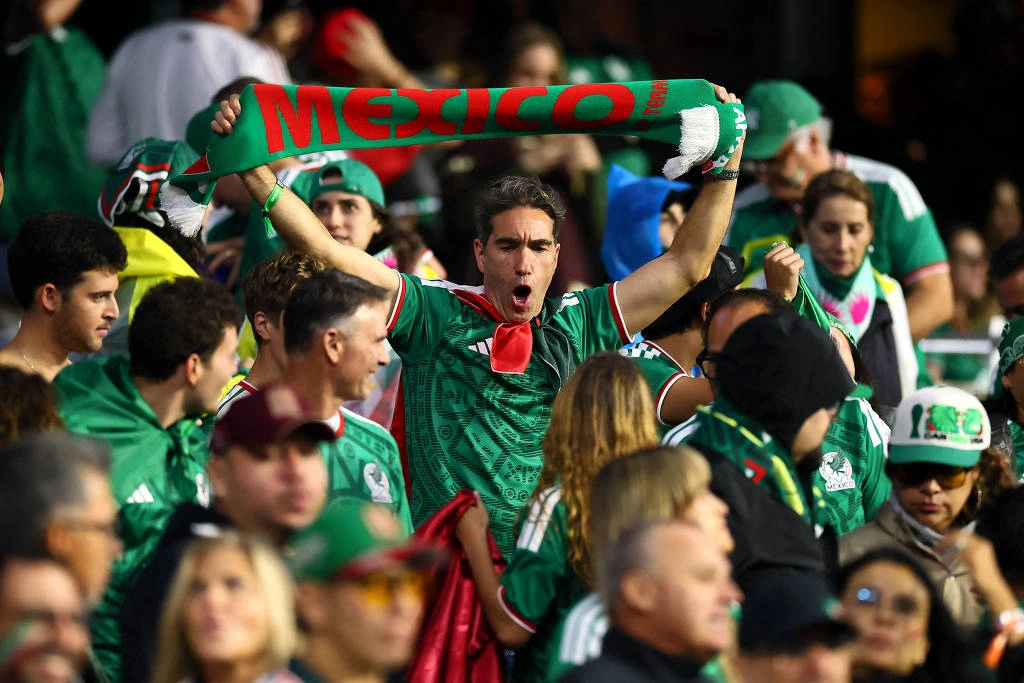Torcida do México no Estádio Azteca, na capital mexicana, na partida contra o Equador na Copa do Mundo