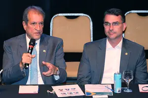 Valdemar da Costa Neto e Flávio Bolsonaro (Foto: Reprodução)