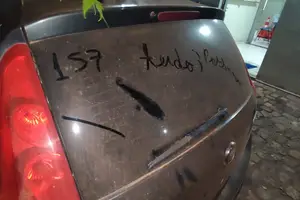 Vidro do carro do sargento da PM-PI em Sigefredo Pacheco (Foto: Reprodução)