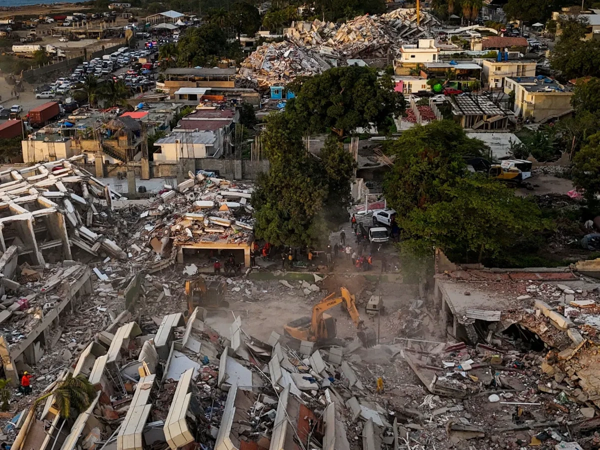Vista aérea dos prédios destruídos em Caraballeda, no Estado de La Guaira, na Venezuela