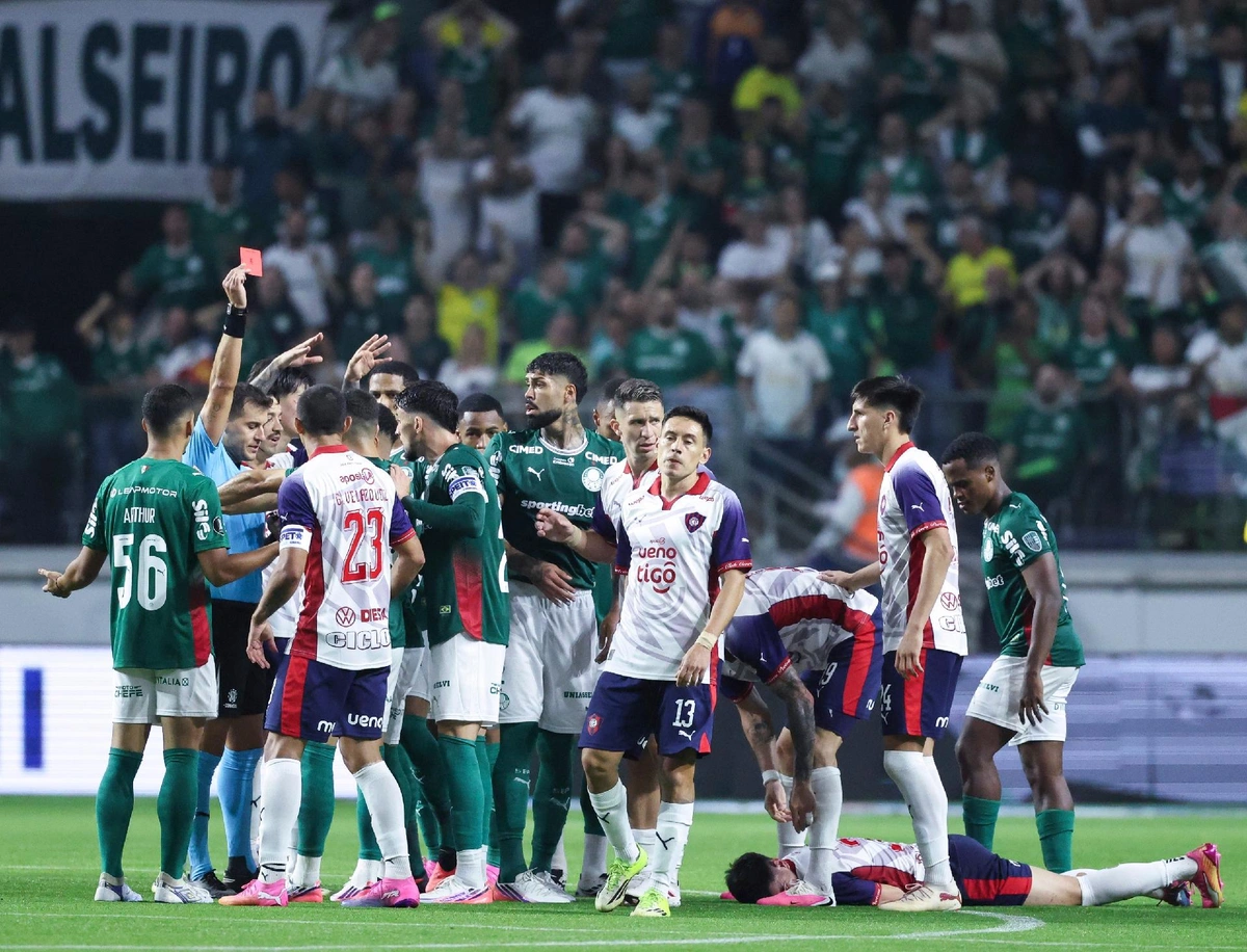 Andreas Pereira expulso por agressão