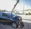 Casal abandona carro após acidente que derrubou poste na Avenida dos Expedicionários, em Teresina