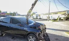 Casal abandona carro após acidente que derrubou poste na Avenida dos Expedicionários, em Teresina