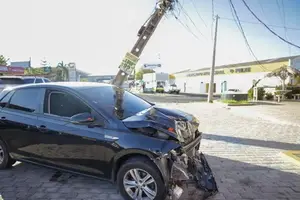 Batida comprometeu a rede elétrica da região; (Foto: Reprodução - Redes Sociais)