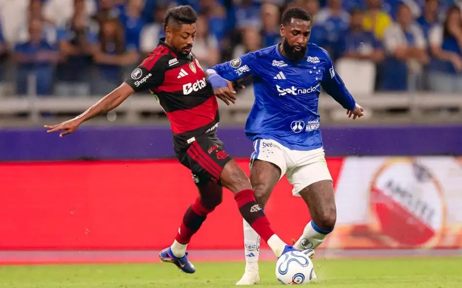 Bruno Henrique e Gerson duelam no meio campo
