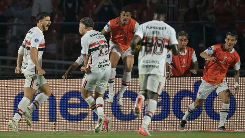 Calleri marca de pênalti e coloca o São Paulo na frente