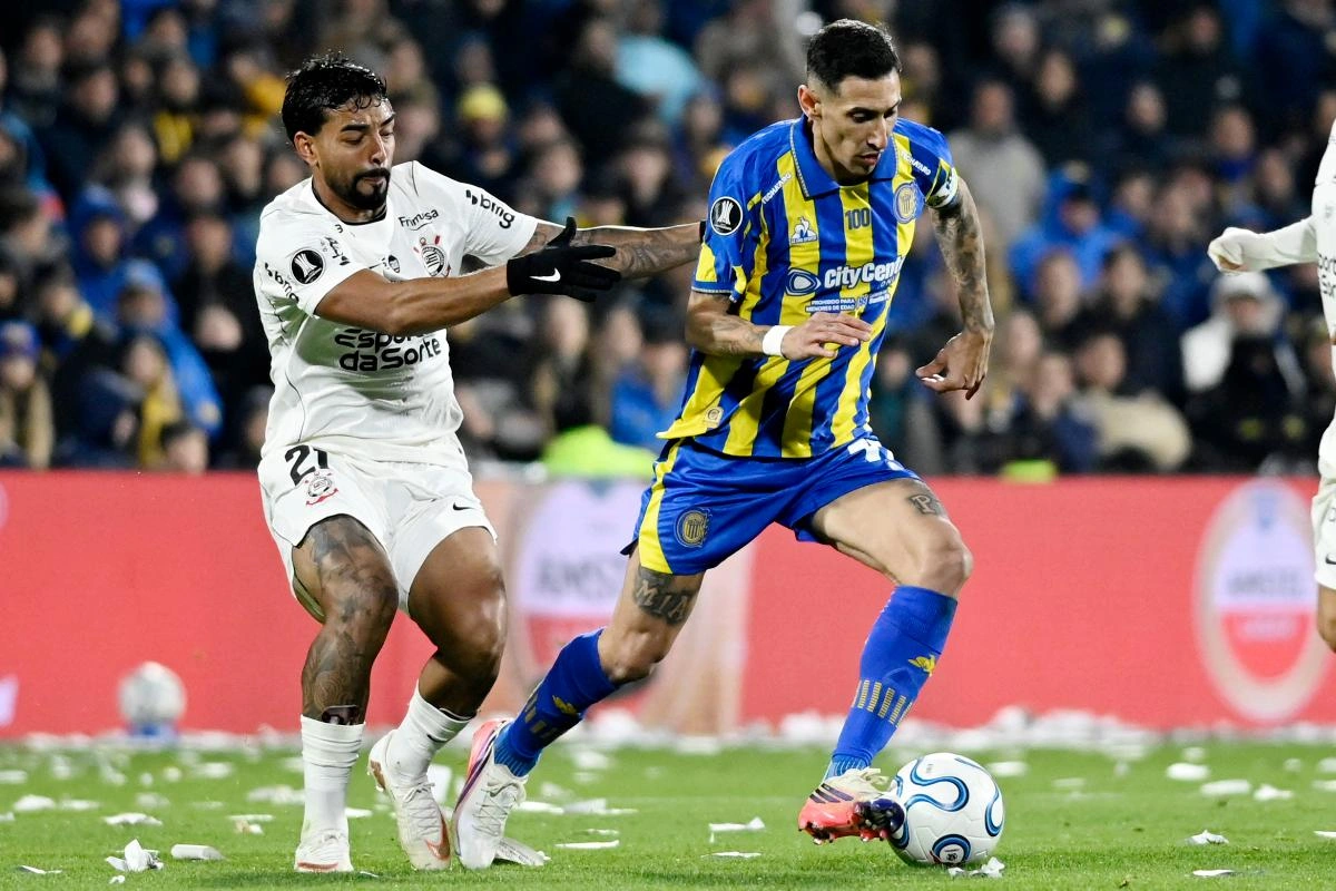 Di Maria disputando a bola com Raniele
