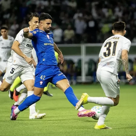 Flaco López, do Palmeiras, em ação contra o Santos, pela Copa do Brasil