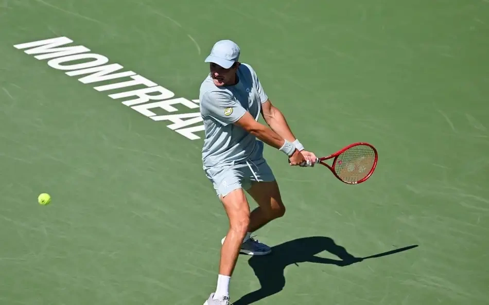 João Fonseca prepara o backhand na estreia em Montreal