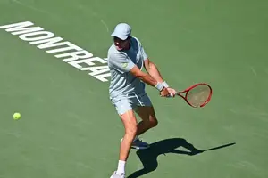 João Fonseca prepara o backhand na estreia em Montreal (Foto: imagem de reprodução)