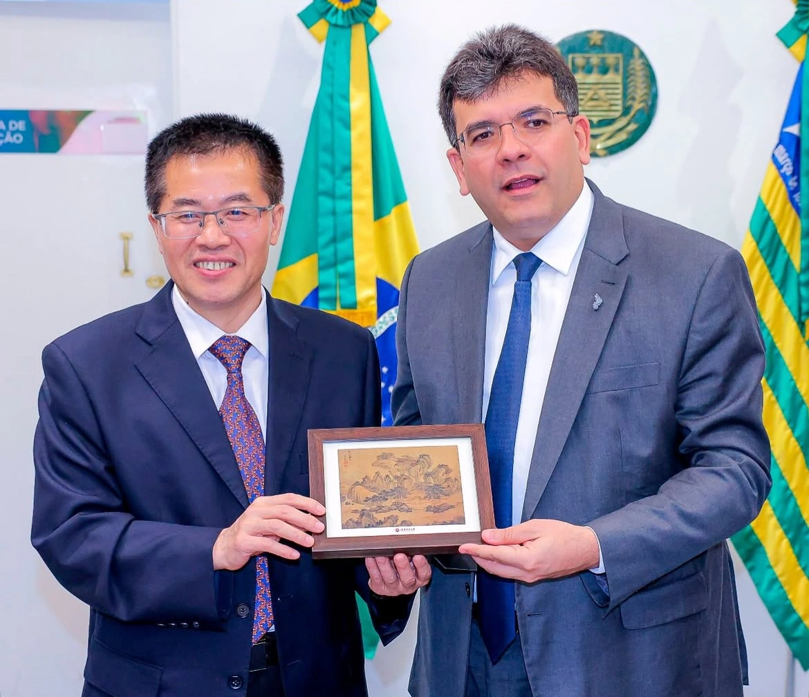 O presidente do Conselho Universitário da Fujian Normal University, Ling Qidan, o governador do Piauí, Rafael Fonteles