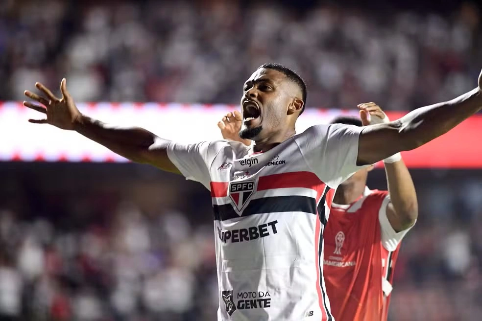 Sabino marca o terceiro gol diante do Bolívar e garante vaga nas Quartas de Final