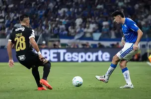 Villalba tenta passe (Foto: Gustavo Aleixo/Cruzeiro)