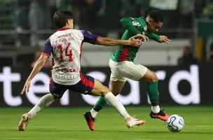 Vitor Roque em disputa com jogador do Cerro Porteño (Foto: imagem de reprodução)