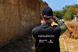 Ações de fiscalização em terrenos baldios para prevenção de queimadas irregulares (Foto: Reprodução | Ascom SDU Sudeste)