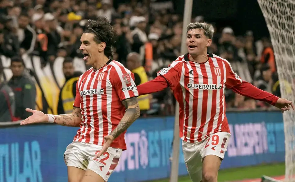 Alexis Castro, comemorando o gol da classificação do Estudiantes contra o Corinthians