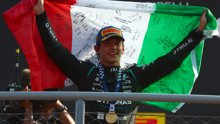 Antonelli festejando vitória no pódio, em Monza