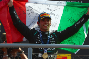 Antonelli festejando vitória no pódio, em Monza (Foto: Fórmula 1)