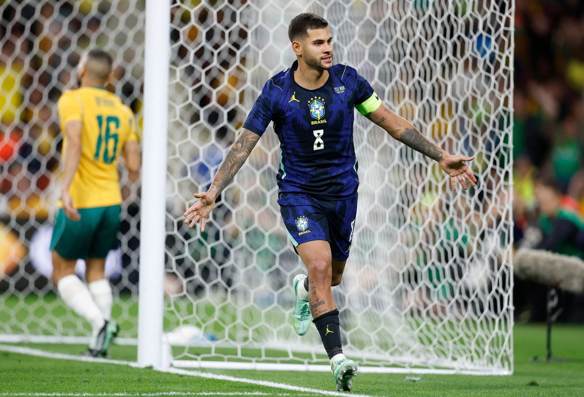 Bruno Guimarães comemora o gol da virada brasileira
