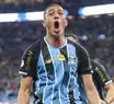 Grêmio amassa Inter com show de Carlos Vinícius e vai encarar Galo na semi