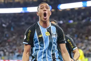 Carlos Vinícius, do Grêmio, comemora gol contra o Internacional, pela Copa do Brasil (Foto: imagem de reprodução)