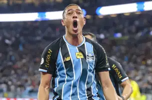 Carlos Vinícius, do Grêmio, comemora gol contra o Internacional, pela Copa do Brasil (Foto: imagem de reprodução)