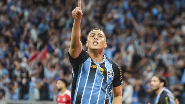Carlos Vinícius, do Grêmio, comemora gol contra o Internacional, pela Copa do Brasil