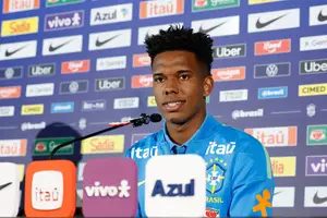 Estêvão durante entrevista coletiva pela Seleção em Brisbane (Foto: Rafael Ribeiro/CBF)