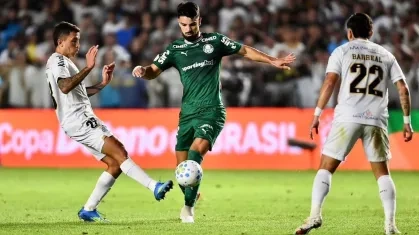 Flaco Lopez em duelo contra dois jogadres santistas