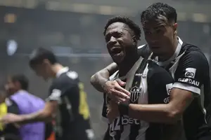 Fred comemora gol do Atlético-MG contra o Cruzeiro, pela Copa do Brasil (Foto: Gilson Lobo/AGIF)