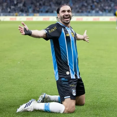 Krovinovic, do Grêmio, comemora gol contra o Inter, pela Copa do Brasil
