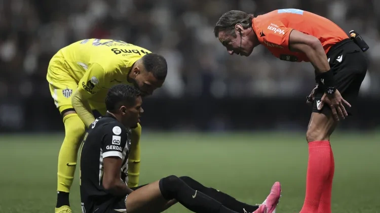 Ruan Tressoldi sentiu dores e teve que sair durante Atlético-MG x Cruzeiro, pela Copa do Brasil