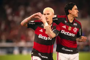 Varela e Pedro marcaram os gols da vitória do Flamengo sobre o Red Bull Bragantino por 2 a 1, pela 28ª rodada do Brasileirão Betano (Foto: Adriano Fontes/Flamengo)